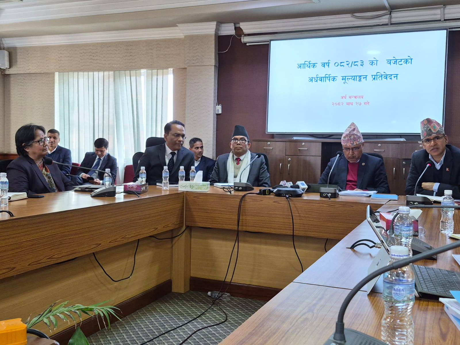 राष्ट्र बैंकमा थुप्रिएको विदेशी मुद्राबारे गभर्नर भन्छन्  'यो हाम्रो सम्पत्ति हो, सम्पत्ति छ भन्दैमा ऋण चाहिदैन भन्ने हुँदैन'